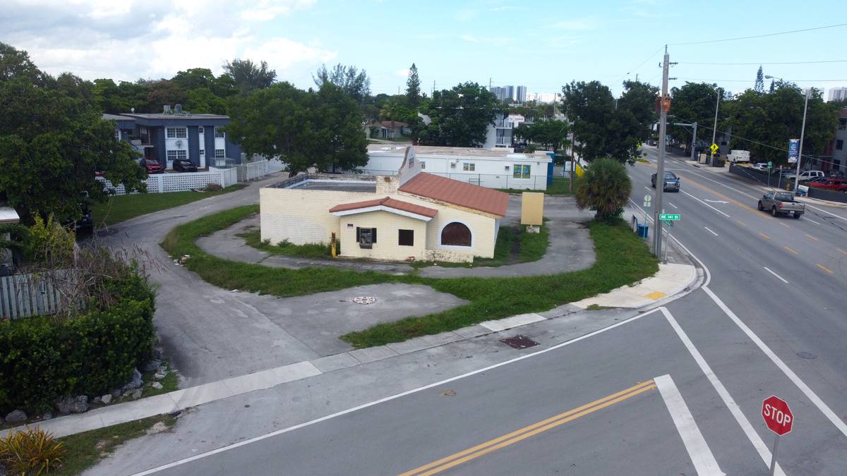 14100 W Dixie Hwy — North Miami